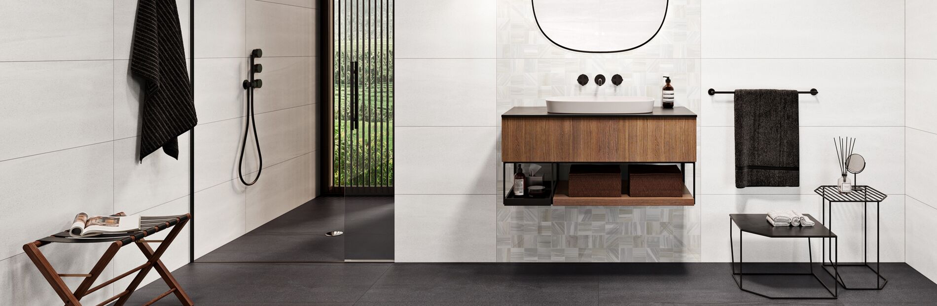 Badezimmer mit schwarzen und weißen Fliesen